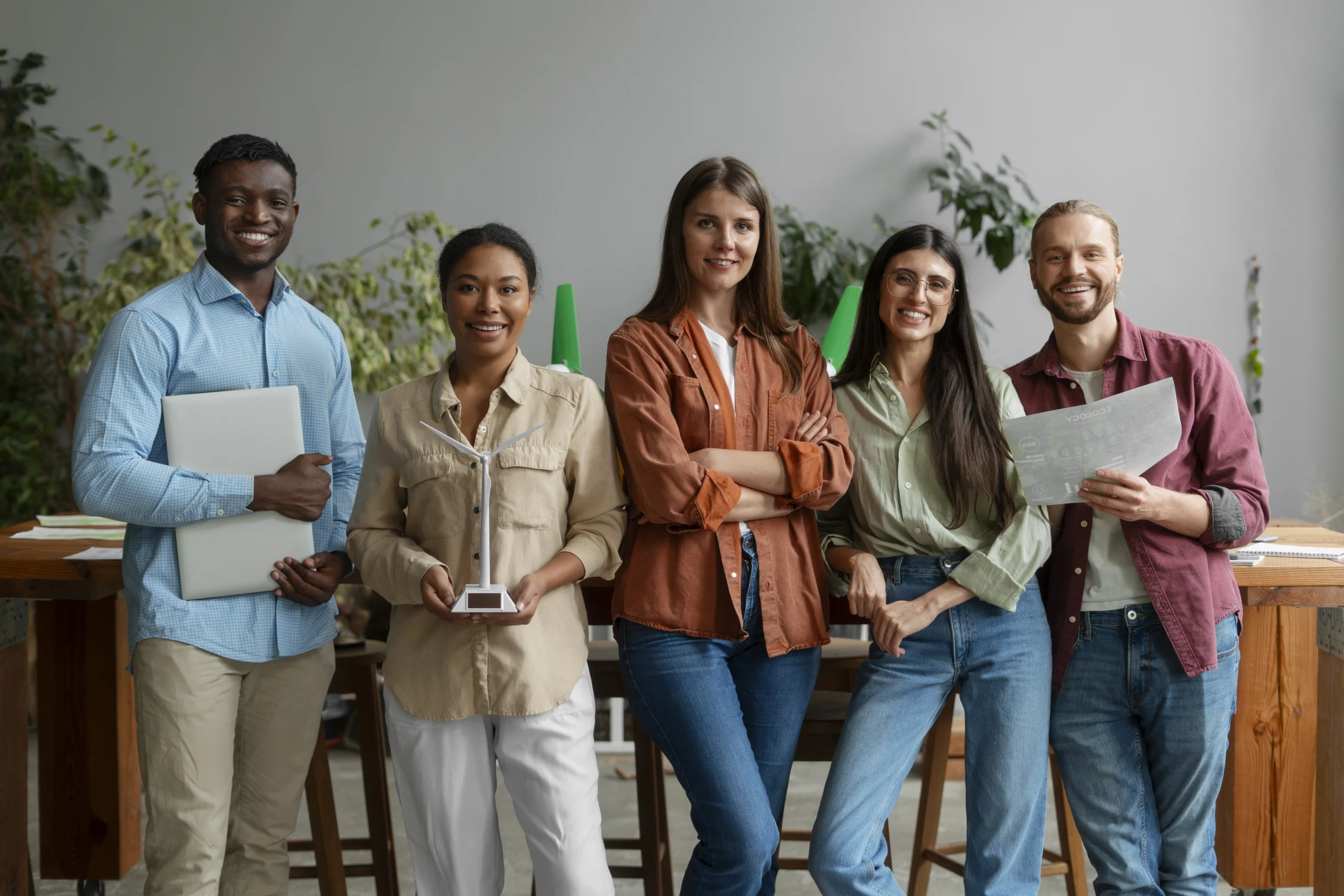 Groupe de personnes qui travaillent ensemble autour d'une table