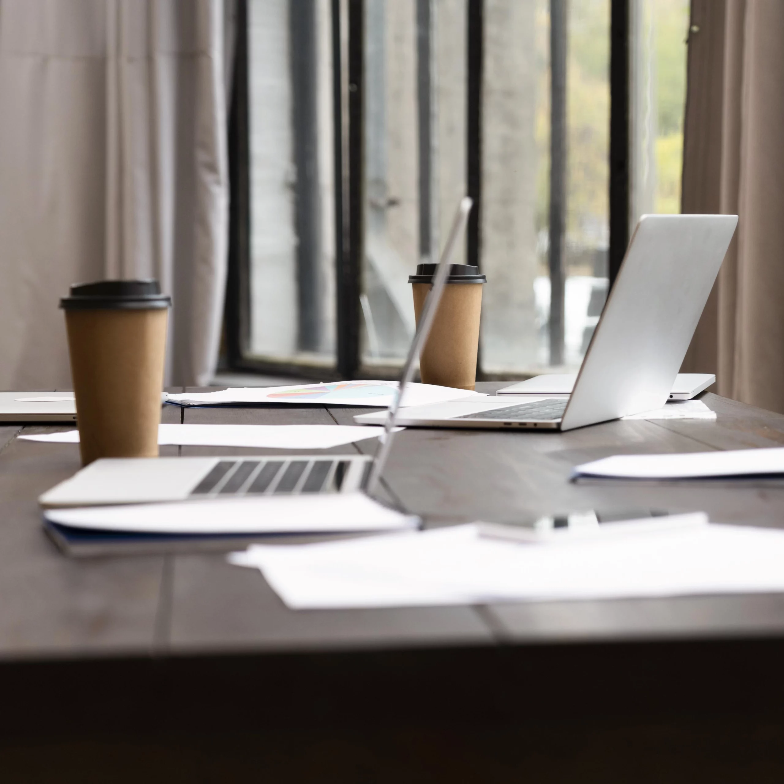 Bureau avec deux ordinateurs et deux cafés