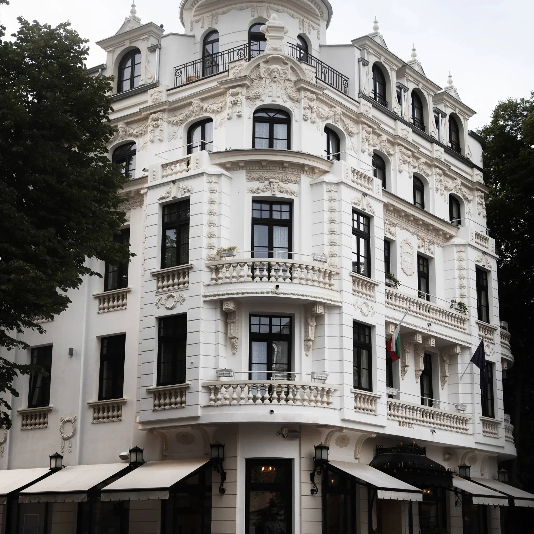 Immeuble haussmannien élégant symbolisant prestige et excellence