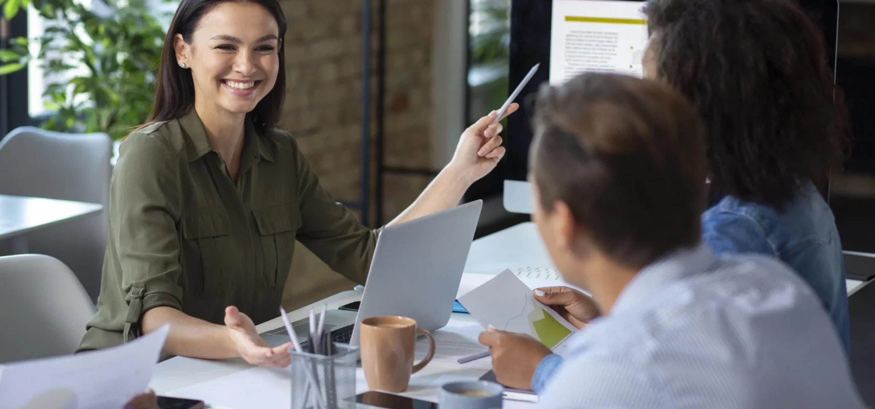 Équipe RH en réunion collaborative discutant stratégie de recrutement