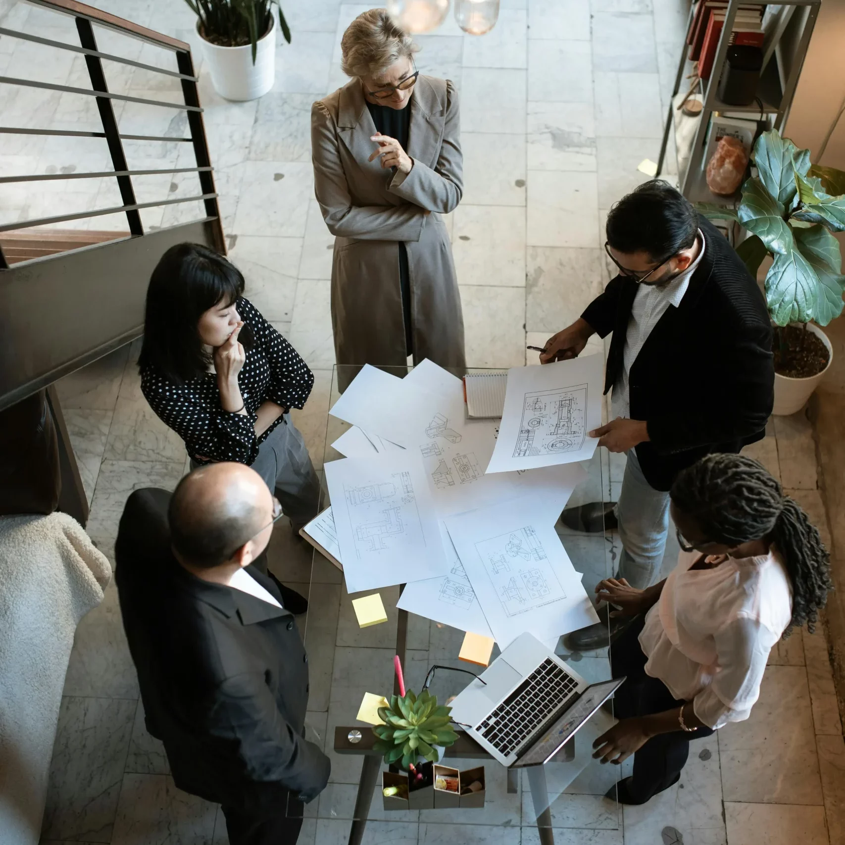 Images de salariés en réunions triant des dossiers