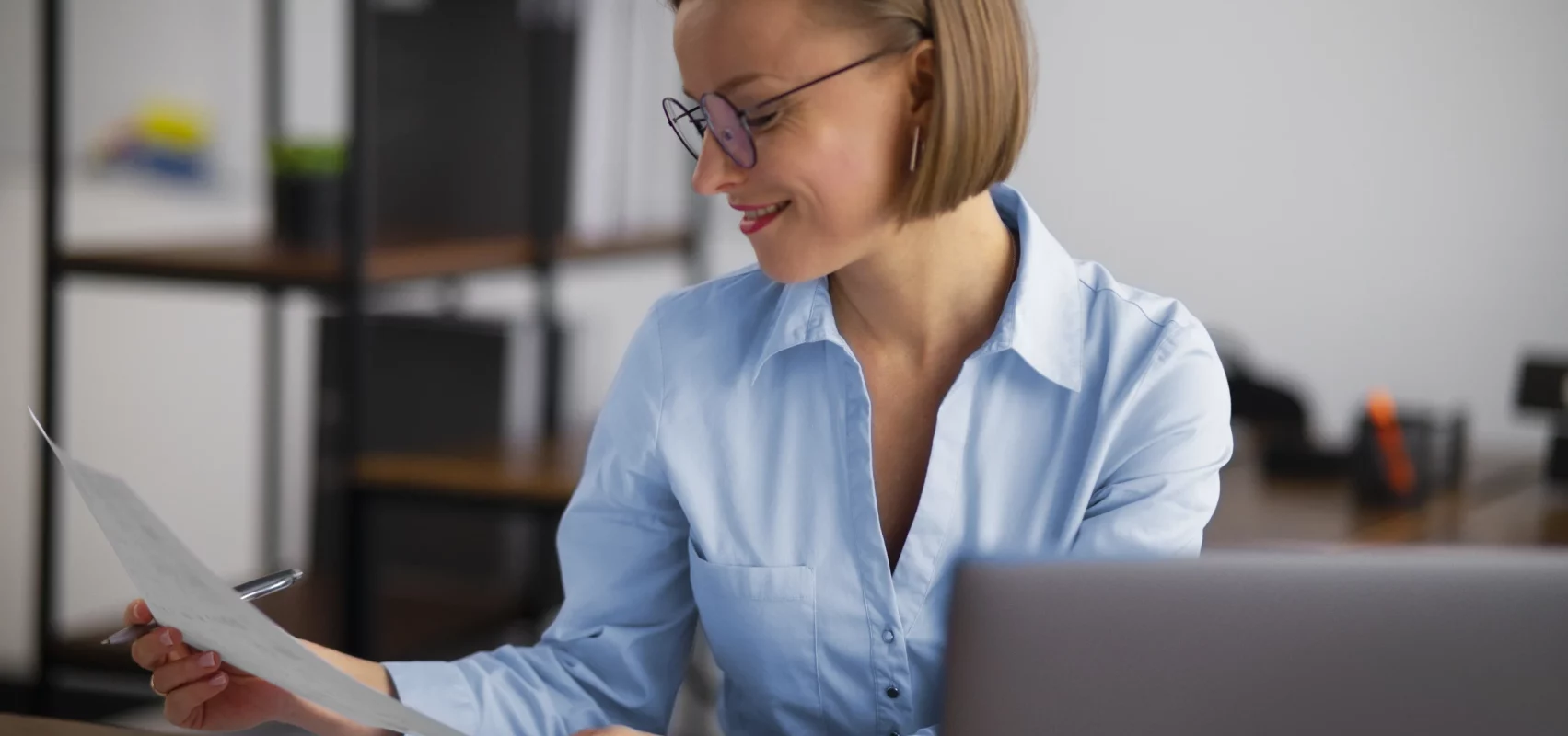 Femme qui analyse des papiers rapportant la comptabilité d'une entreprise - Recrutement profils comptabilité - direction financière - réglementaire - trésorerie - contrôle de gestion