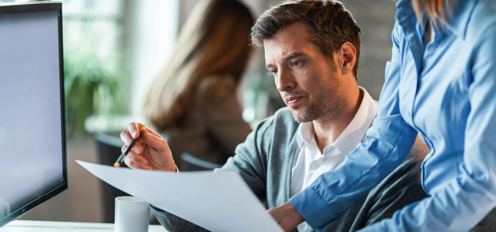 Équipe d'audit examinant des rapports financiers au bureau