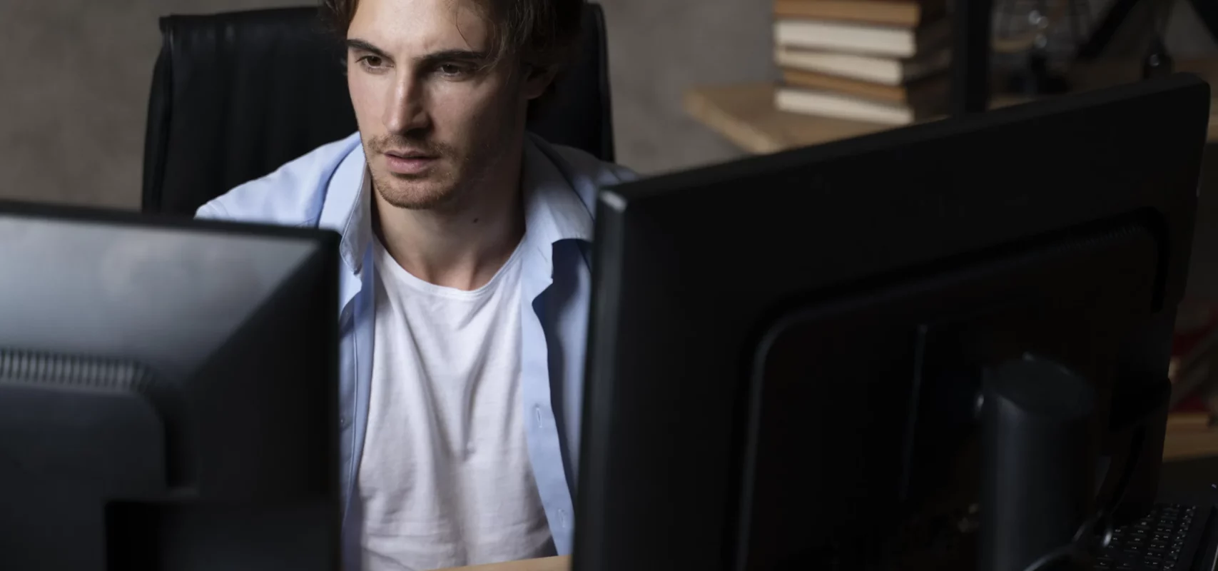 Homme qui travaille devant son ordinateur - Domaine "Profils Projets & Transformation"