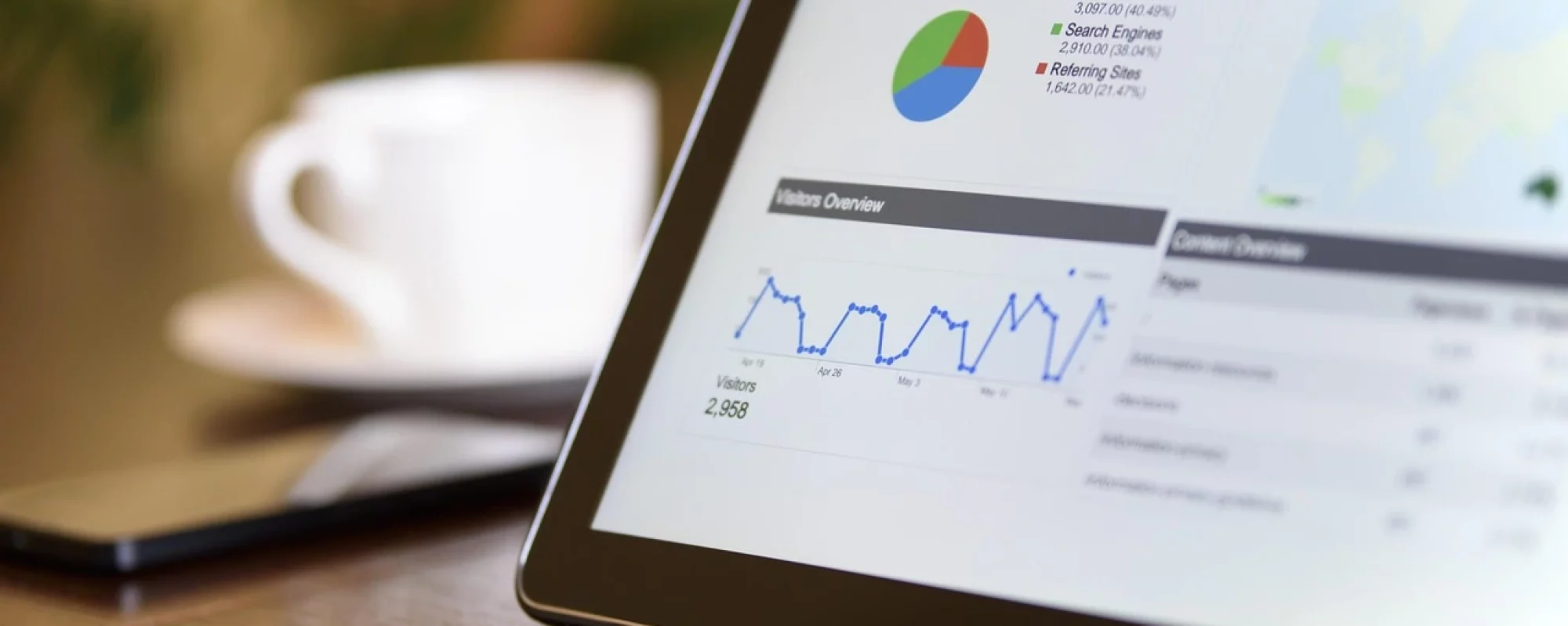 Tablette affichant un tableau de bord d’analyses statistiques sur un bureau - Recrutement spécialistes gestion des risques secteur bancaire