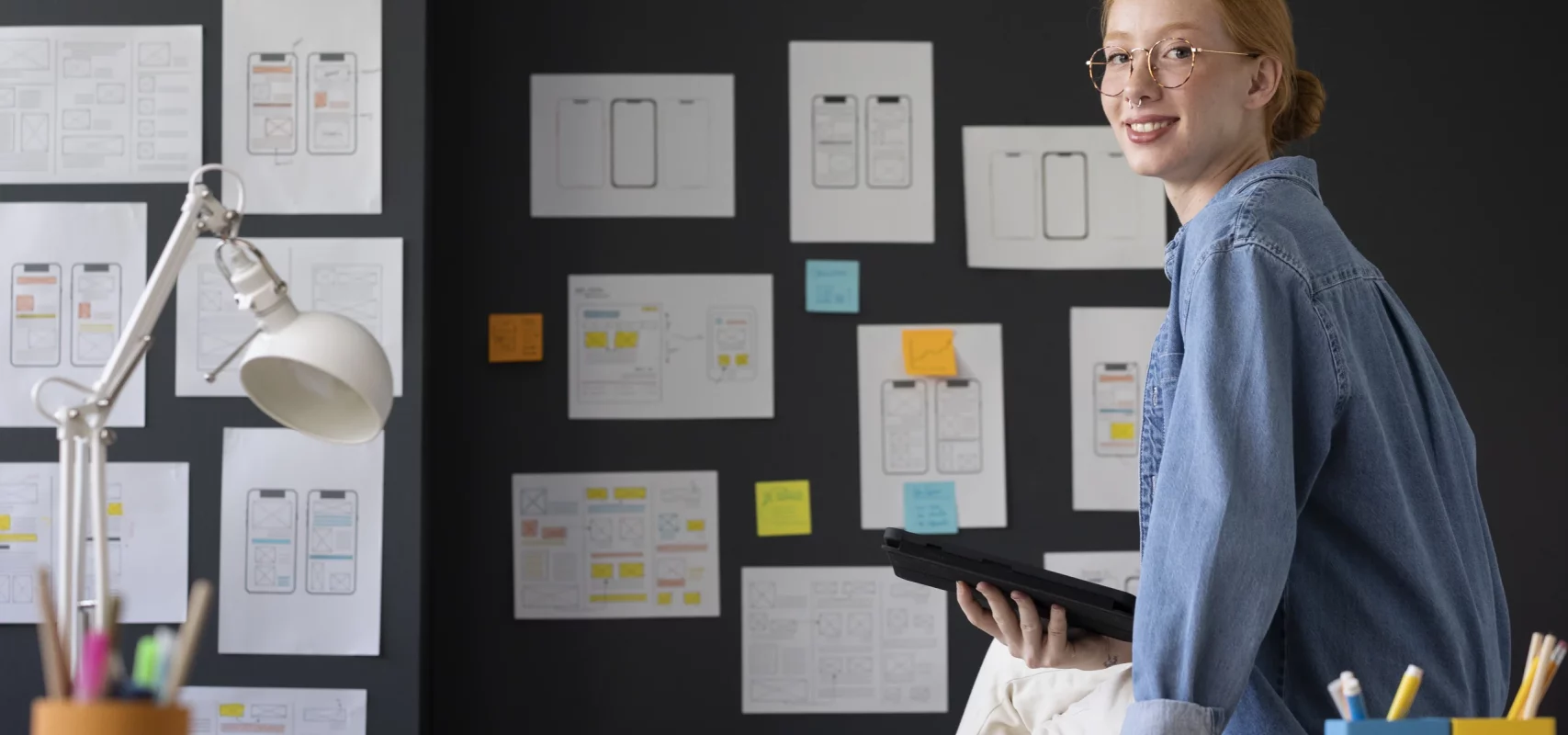 Professionnelle du marketing travaillant sur stratégie produit et maquettes digitales